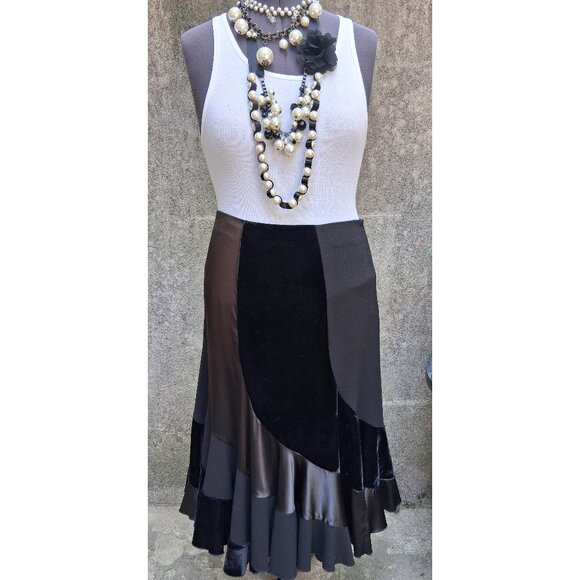 Black Pretty Velvet Satin mix Swirl skirt Size 10 LAURA PETITES - Picture 1 of 4